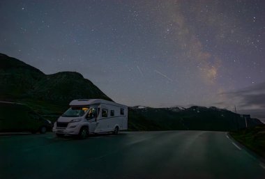 Miky yolu sonbaharda Güney Norveç 'te Trollstigen yolunda