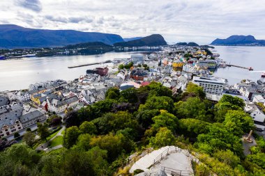 Norveç 'in Alesund şehrinde sonbahar manzarası