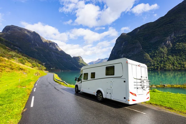 Norveç 'in güneyinde, Briksdal Buzul Vadisi' nde karavan kampçısı..