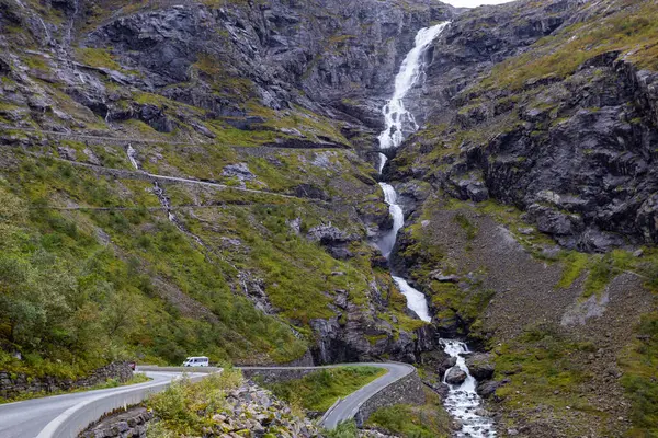 Norveç 'in güneyindeki Trollstigen Yolu' nda sonbaharda karavan kampı.