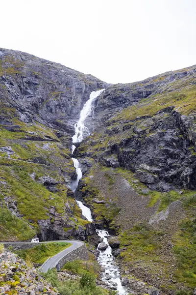 Αυτοκινούμενο Τροχόσπιτο Φθινόπωρο Στο Δρόμο Trollstigen Στη Νότια Νορβηγία — Φωτογραφία Αρχείου