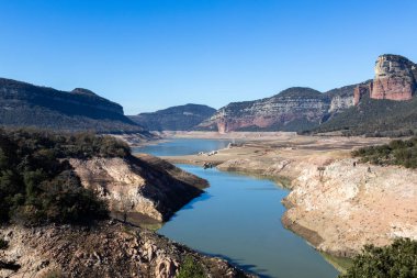 Su eksikliği Sau Rezervuarı. Bataklık yağmur eksikliğinden dolayı çok düşük su seviyesinde. Çölleşme, iklim değişikliği, çevre sorunları. Barselona, İspanya. Şubat 2024