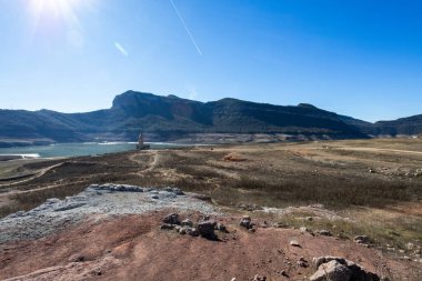 Su eksikliği Sau Rezervuarı. Bataklık yağmur eksikliğinden dolayı çok düşük su seviyesinde. Çölleşme, iklim değişikliği, çevre sorunları. Barselona, İspanya. Şubat 2024