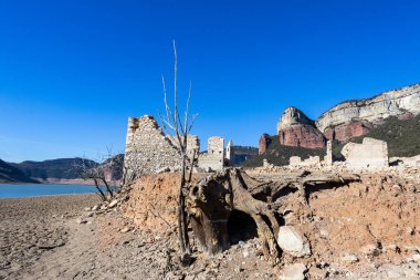 Su eksikliği Sau Rezervuarı. Bataklık yağmur eksikliğinden dolayı çok düşük su seviyesinde. Çölleşme, iklim değişikliği, çevre sorunları. Barselona, İspanya. Şubat 2024