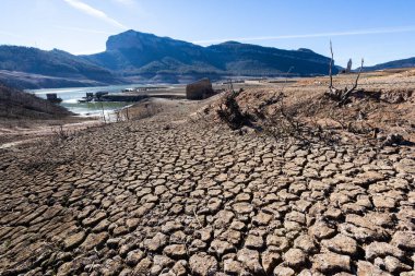 Su eksikliği Sau Rezervuarı. Bataklık yağmur eksikliğinden dolayı çok düşük su seviyesinde. Çölleşme, iklim değişikliği, çevre sorunları. Barselona, İspanya. Şubat 2024