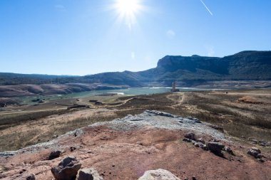 Su eksikliği Sau Rezervuarı. Bataklık yağmur eksikliğinden dolayı çok düşük su seviyesinde. Çölleşme, iklim değişikliği, çevre sorunları. Barselona, İspanya. Şubat 2024