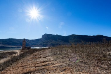 Su eksikliği Sau Rezervuarı. Bataklık yağmur eksikliğinden dolayı çok düşük su seviyesinde. Çölleşme, iklim değişikliği, çevre sorunları. Barselona, İspanya. Şubat 2024
