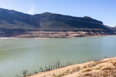 Su eksikliği Sau Rezervuarı. Bataklık yağmur eksikliğinden dolayı çok düşük su seviyesinde. Çölleşme, iklim değişikliği, çevre sorunları. Barselona, İspanya. Şubat 2024