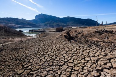 Su eksikliği Sau Rezervuarı. Bataklık yağmur eksikliğinden dolayı çok düşük su seviyesinde. Çölleşme, iklim değişikliği, çevre sorunları. Barselona, İspanya. Şubat 2024