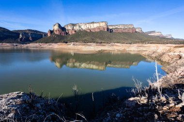 Su eksikliği Sau Rezervuarı. Bataklık yağmur eksikliğinden dolayı çok düşük su seviyesinde. Çölleşme, iklim değişikliği, çevre sorunları. Barselona, İspanya. Şubat 2024