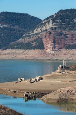 Su eksikliği Sau Rezervuarı. Bataklık yağmur eksikliğinden dolayı çok düşük su seviyesinde. Çölleşme, iklim değişikliği, çevre sorunları. Barselona, İspanya. Şubat 2024