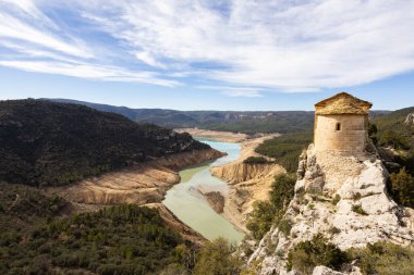 Su eksikliği Canelles Rezervuarı. Bataklık yağmur eksikliğinden dolayı çok düşük su seviyesinde. Çölleşme, iklim değişikliği, çevre sorunları. Lleida, İspanya. Şubat 2024