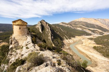 Su eksikliği Canelles Rezervuarı. Bataklık yağmur eksikliğinden dolayı çok düşük su seviyesinde. Çölleşme, iklim değişikliği, çevre sorunları. Lleida, İspanya. Şubat 2024
