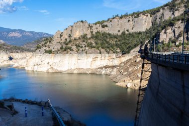 La Llosa Del Cavall Barajı 'nda su eksikliği. Bataklık yağmur eksikliğinden dolayı çok düşük su seviyesinde. Çölleşme, iklim değişikliği, çevre sorunları. Lleida, İspanya. Şubat 2024