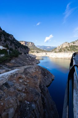 La Llosa Del Cavall Barajı 'nda su eksikliği. Bataklık yağmur eksikliğinden dolayı çok düşük su seviyesinde. Çölleşme, iklim değişikliği, çevre sorunları. Lleida, İspanya. Şubat 2024