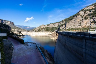 La Llosa Del Cavall Barajı 'nda su eksikliği. Bataklık yağmur eksikliğinden dolayı çok düşük su seviyesinde. Çölleşme, iklim değişikliği, çevre sorunları. Lleida, İspanya. Şubat 2024
