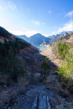 La Llosa Del Cavall Barajı 'nda su eksikliği. Bataklık yağmur eksikliğinden dolayı çok düşük su seviyesinde. Çölleşme, iklim değişikliği, çevre sorunları. Lleida, İspanya. Şubat 2024