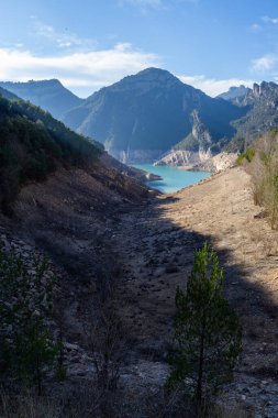 La Llosa Del Cavall Barajı 'nda su eksikliği. Bataklık yağmur eksikliğinden dolayı çok düşük su seviyesinde. Çölleşme, iklim değişikliği, çevre sorunları. Lleida, İspanya. Şubat 2024