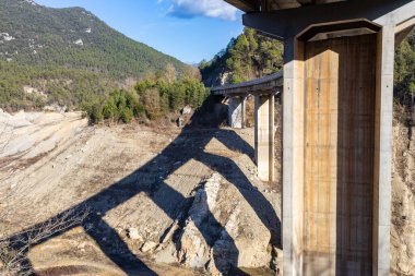 La Llosa Del Cavall Barajı 'nda su eksikliği. Bataklık yağmur eksikliğinden dolayı çok düşük su seviyesinde. Çölleşme, iklim değişikliği, çevre sorunları. Lleida, İspanya. Şubat 2024