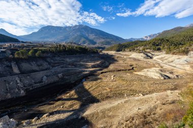 La Llosa Del Cavall Barajı 'nda su eksikliği. Bataklık yağmur eksikliğinden dolayı çok düşük su seviyesinde. Çölleşme, iklim değişikliği, çevre sorunları. Lleida, İspanya. Şubat 2024
