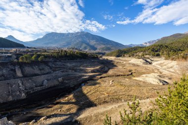 La Llosa Del Cavall Barajı 'nda su eksikliği. Bataklık yağmur eksikliğinden dolayı çok düşük su seviyesinde. Çölleşme, iklim değişikliği, çevre sorunları. Lleida, İspanya. Şubat 2024