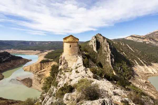 Su eksikliği Canelles Rezervuarı. Bataklık yağmur eksikliğinden dolayı çok düşük su seviyesinde. Çölleşme, iklim değişikliği, çevre sorunları. Lleida, İspanya. Şubat 2024