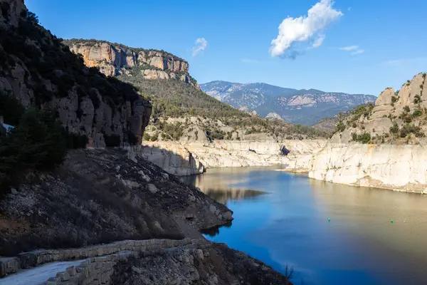 La Llosa Del Cavall Barajı 'nda su eksikliği. Bataklık yağmur eksikliğinden dolayı çok düşük su seviyesinde. Çölleşme, iklim değişikliği, çevre sorunları. Lleida, İspanya. Şubat 2024