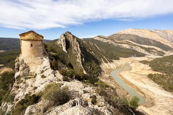 Su eksikliği Canelles Rezervuarı. Bataklık yağmur eksikliğinden dolayı çok düşük su seviyesinde. Çölleşme, iklim değişikliği, çevre sorunları. Lleida, İspanya. Şubat 2024
