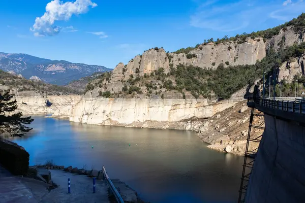 La Llosa Del Cavall Barajı 'nda su eksikliği. Bataklık yağmur eksikliğinden dolayı çok düşük su seviyesinde. Çölleşme, iklim değişikliği, çevre sorunları. Lleida, İspanya. Şubat 2024