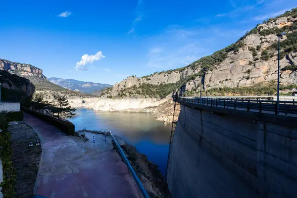 La Llosa Del Cavall Barajı 'nda su eksikliği. Bataklık yağmur eksikliğinden dolayı çok düşük su seviyesinde. Çölleşme, iklim değişikliği, çevre sorunları. Lleida, İspanya. Şubat 2024