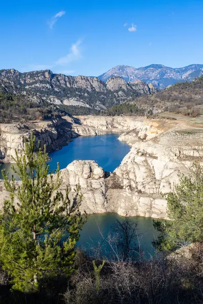 La Llosa Del Cavall Barajı 'nda su eksikliği. Bataklık yağmur eksikliğinden dolayı çok düşük su seviyesinde. Çölleşme, iklim değişikliği, çevre sorunları. Lleida, İspanya. Şubat 2024