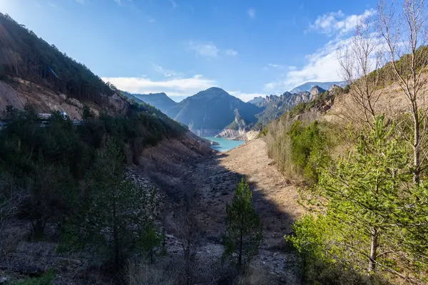 La Llosa Del Cavall Barajı 'nda su eksikliği. Bataklık yağmur eksikliğinden dolayı çok düşük su seviyesinde. Çölleşme, iklim değişikliği, çevre sorunları. Lleida, İspanya. Şubat 2024
