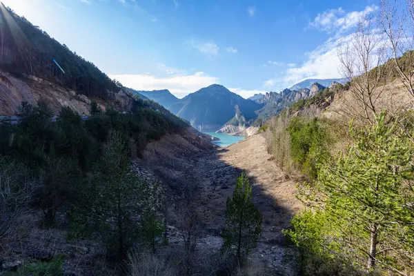 La Llosa Del Cavall Barajı 'nda su eksikliği. Bataklık yağmur eksikliğinden dolayı çok düşük su seviyesinde. Çölleşme, iklim değişikliği, çevre sorunları. Lleida, İspanya. Şubat 2024