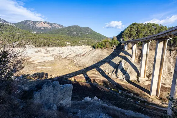 La Llosa Del Cavall Barajı 'nda su eksikliği. Bataklık yağmur eksikliğinden dolayı çok düşük su seviyesinde. Çölleşme, iklim değişikliği, çevre sorunları. Lleida, İspanya. Şubat 2024