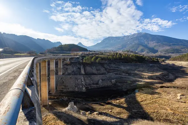 La Llosa Del Cavall Barajı 'nda su eksikliği. Bataklık yağmur eksikliğinden dolayı çok düşük su seviyesinde. Çölleşme, iklim değişikliği, çevre sorunları. Lleida, İspanya. Şubat 2024