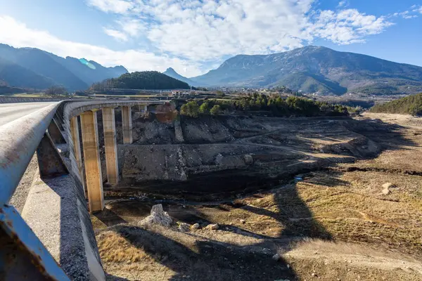 La Llosa Del Cavall Barajı 'nda su eksikliği. Bataklık yağmur eksikliğinden dolayı çok düşük su seviyesinde. Çölleşme, iklim değişikliği, çevre sorunları. Lleida, İspanya. Şubat 2024