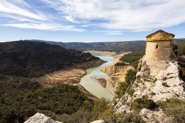 水の不足 カネルズ貯水池 湿地は雨が降らないために非常に低い水位にあります 砂漠化 気候変動 環境問題 スペイン 2024 ロイヤリティフリーのストック写真