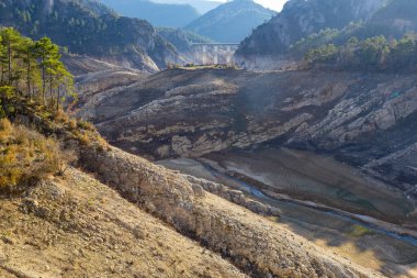 La Llosa Del Cavall Barajı 'nda su eksikliği. Bataklık yağmur eksikliğinden dolayı çok düşük su seviyesinde. Çölleşme, iklim değişikliği, çevre sorunları. Lleida, İspanya. Şubat 2024