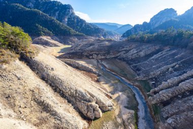 La Llosa Del Cavall Barajı 'nda su eksikliği. Bataklık yağmur eksikliğinden dolayı çok düşük su seviyesinde. Çölleşme, iklim değişikliği, çevre sorunları. Lleida, İspanya. Şubat 2024