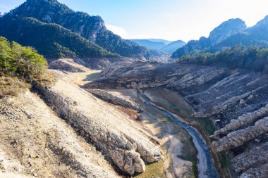 La Llosa Del Cavall Barajı 'nda su eksikliği. Bataklık yağmur eksikliğinden dolayı çok düşük su seviyesinde. Çölleşme, iklim değişikliği, çevre sorunları. Lleida, İspanya. Şubat 2024