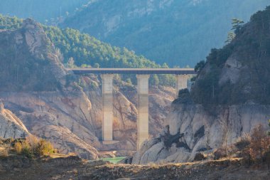 La Llosa Del Cavall Barajı 'nda su eksikliği. Bataklık yağmur eksikliğinden dolayı çok düşük su seviyesinde. Çölleşme, iklim değişikliği, çevre sorunları. Lleida, İspanya. Şubat 2024