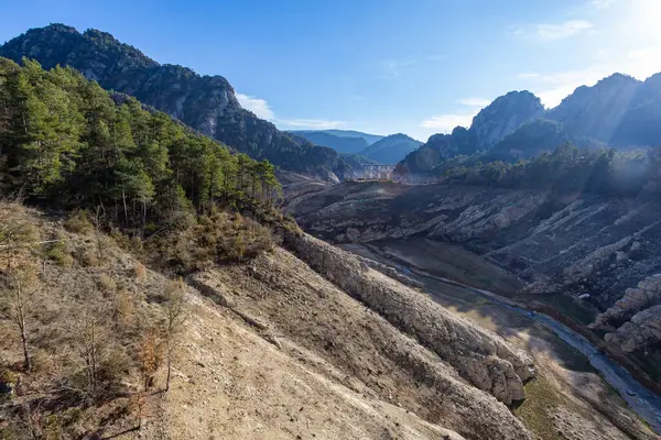 La Llosa Del Cavall Barajı 'nda su eksikliği. Bataklık yağmur eksikliğinden dolayı çok düşük su seviyesinde. Çölleşme, iklim değişikliği, çevre sorunları. Lleida, İspanya. Şubat 2024