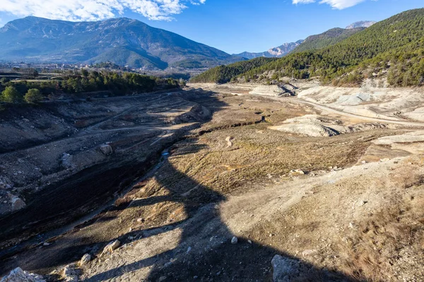 La Llosa Del Cavall Barajı 'nda su eksikliği. Bataklık yağmur eksikliğinden dolayı çok düşük su seviyesinde. Çölleşme, iklim değişikliği, çevre sorunları. Lleida, İspanya. Şubat 2024
