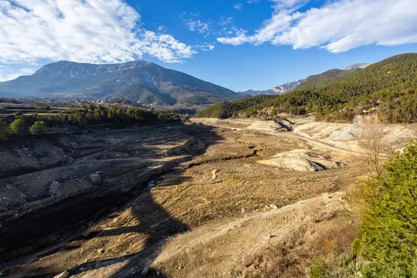 La Llosa Del Cavall Barajı 'nda su eksikliği. Bataklık yağmur eksikliğinden dolayı çok düşük su seviyesinde. Çölleşme, iklim değişikliği, çevre sorunları. Lleida, İspanya. Şubat 2024