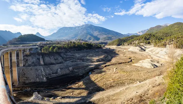 La Llosa Del Cavall Barajı 'nda su eksikliği. Bataklık yağmur eksikliğinden dolayı çok düşük su seviyesinde. Çölleşme, iklim değişikliği, çevre sorunları. Lleida, İspanya. Şubat 2024