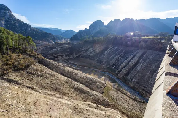 La Llosa Del Cavall Barajı 'nda su eksikliği. Bataklık yağmur eksikliğinden dolayı çok düşük su seviyesinde. Çölleşme, iklim değişikliği, çevre sorunları. Lleida, İspanya. Şubat 2024