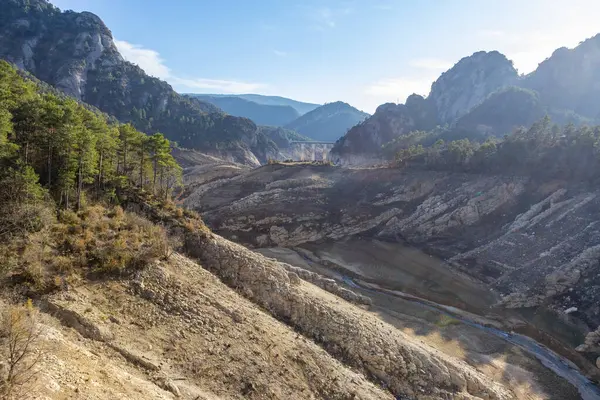 La Llosa Del Cavall Barajı 'nda su eksikliği. Bataklık yağmur eksikliğinden dolayı çok düşük su seviyesinde. Çölleşme, iklim değişikliği, çevre sorunları. Lleida, İspanya. Şubat 2024