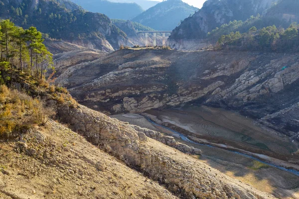 La Llosa Del Cavall Barajı 'nda su eksikliği. Bataklık yağmur eksikliğinden dolayı çok düşük su seviyesinde. Çölleşme, iklim değişikliği, çevre sorunları. Lleida, İspanya. Şubat 2024