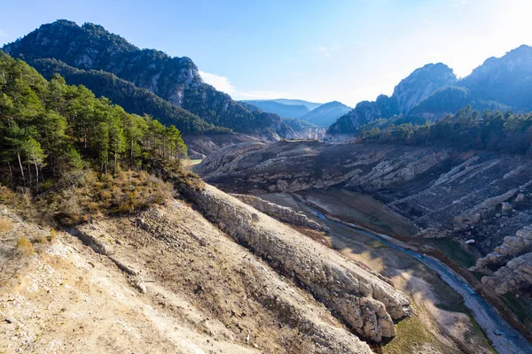 La Llosa Del Cavall Barajı 'nda su eksikliği. Bataklık yağmur eksikliğinden dolayı çok düşük su seviyesinde. Çölleşme, iklim değişikliği, çevre sorunları. Lleida, İspanya. Şubat 2024