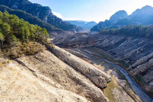 La Llosa Del Cavall Barajı 'nda su eksikliği. Bataklık yağmur eksikliğinden dolayı çok düşük su seviyesinde. Çölleşme, iklim değişikliği, çevre sorunları. Lleida, İspanya. Şubat 2024
